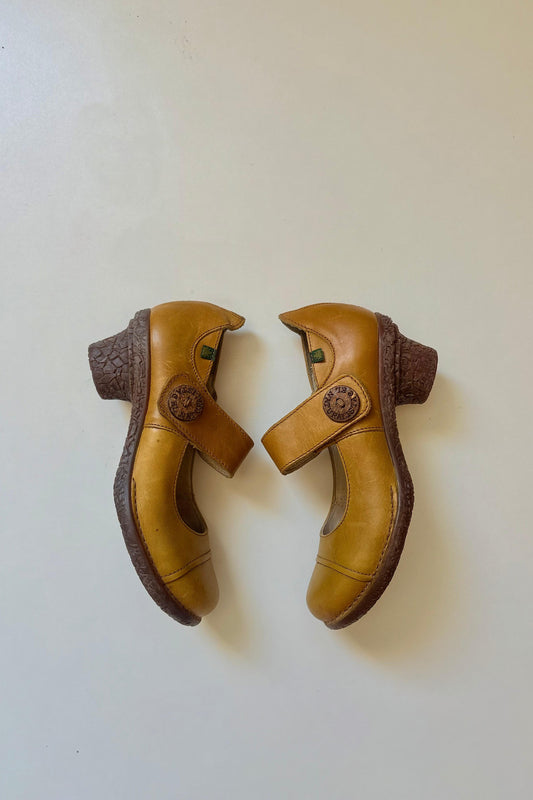 El Naturalista leather mary jane pumps
