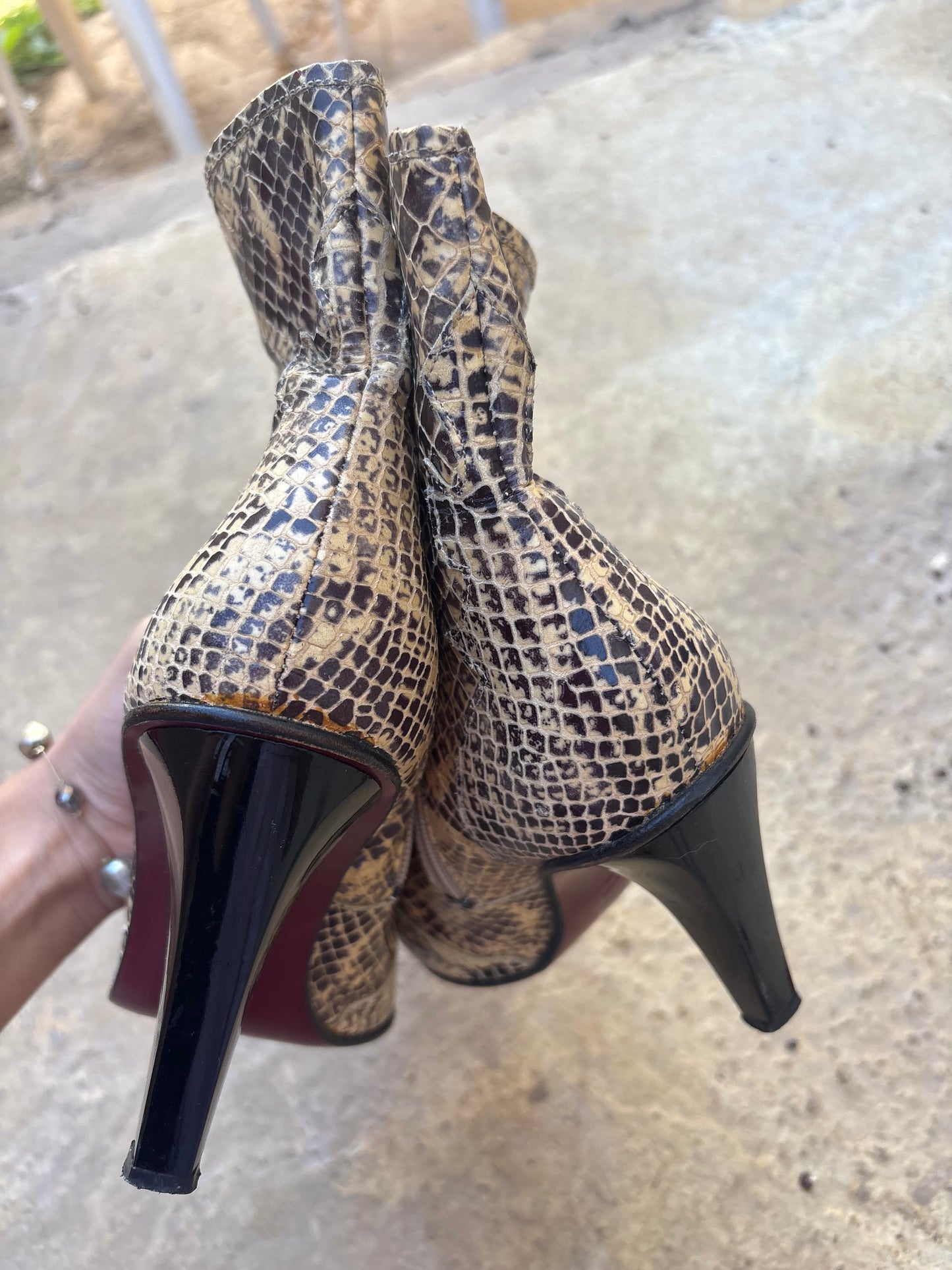 Snake leather pointy heeled boots