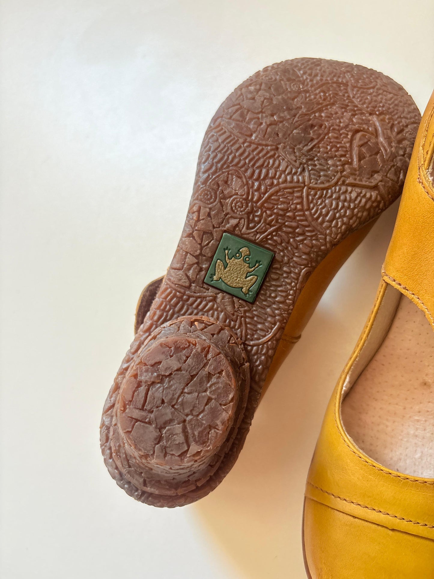 El Naturalista leather mary jane pumps