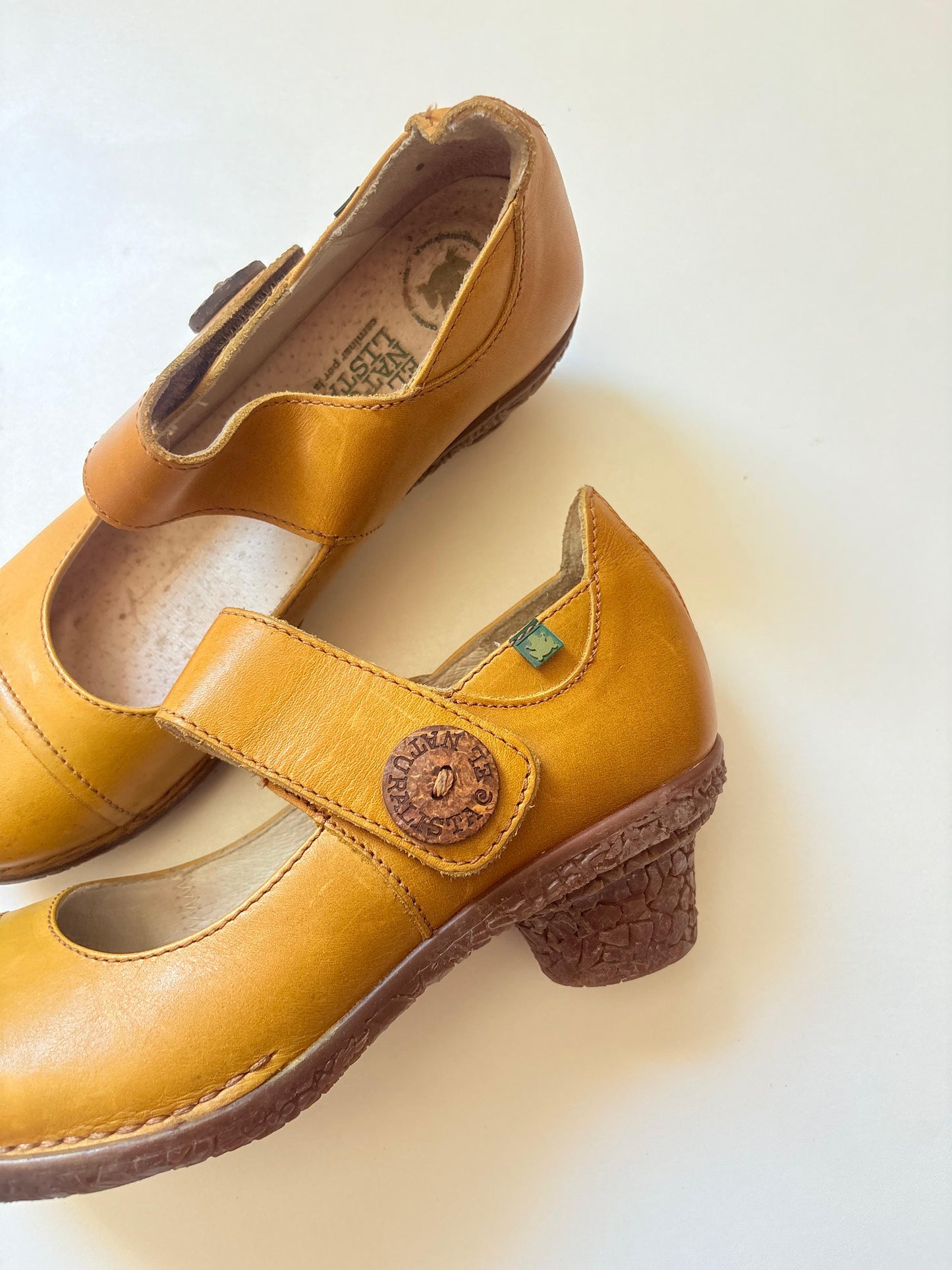 El Naturalista leather mary jane pumps